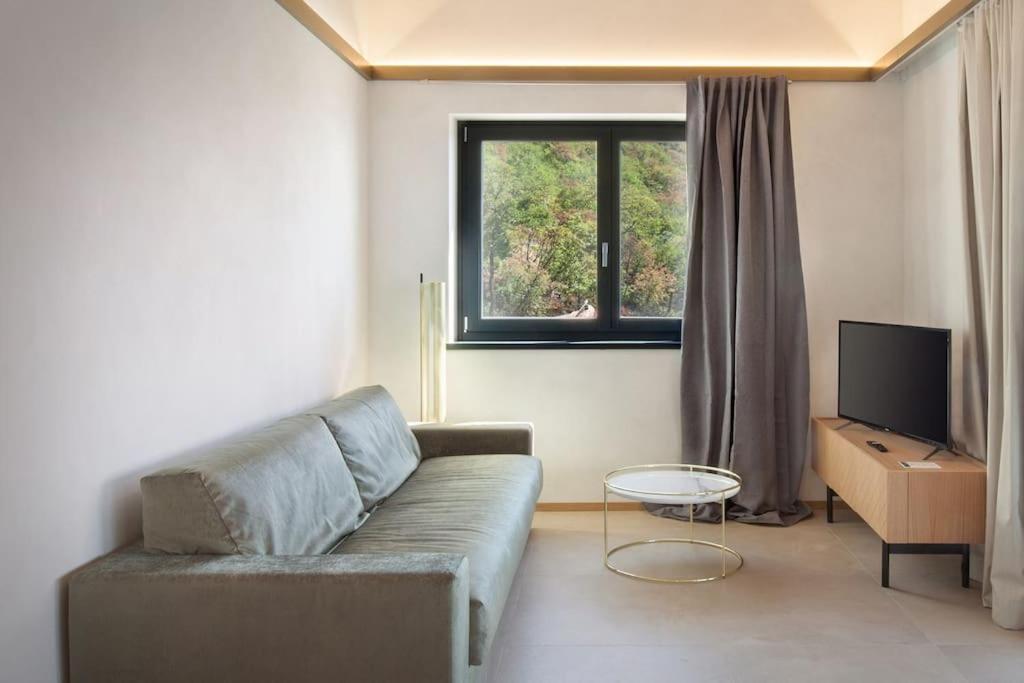Villa Divina - Apt Divina Con Piscina E Vista Lago Castelletto Di Brenzone Luaran gambar
