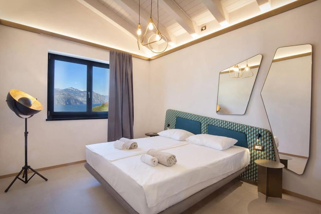 Villa Divina - Apt Divina Con Piscina E Vista Lago Castelletto Di Brenzone Luaran gambar