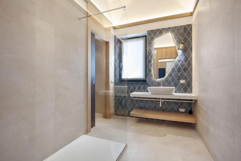 Villa Divina - Apt Divina Con Piscina E Vista Lago Castelletto Di Brenzone Luaran gambar