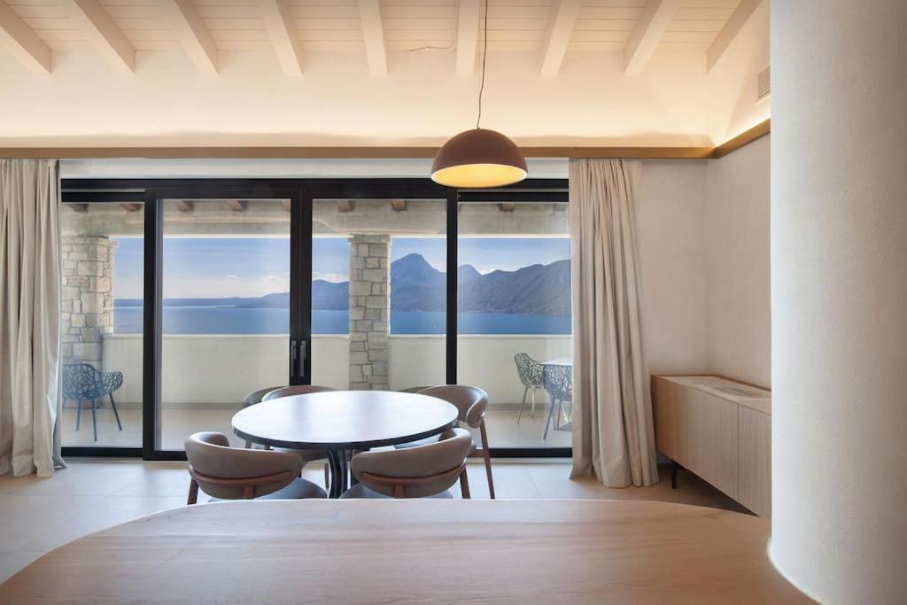 Villa Divina - Apt Divina Con Piscina E Vista Lago Castelletto Di Brenzone Luaran gambar