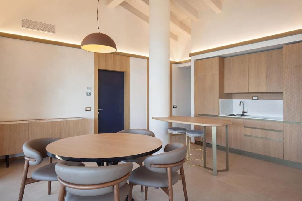 Villa Divina - Apt Divina Con Piscina E Vista Lago Castelletto Di Brenzone Luaran gambar