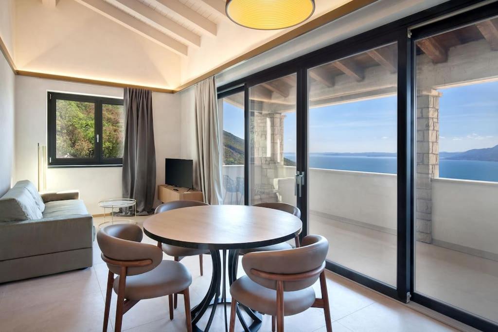 Villa Divina - Apt Divina Con Piscina E Vista Lago Castelletto Di Brenzone Luaran gambar
